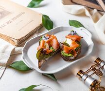 Бутерброды с лососем, авокадо и лаймовым сыром