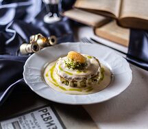 Котлета из толстолобика и амура с толченым картофелем и щучьей икрой