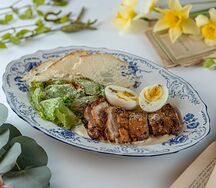 Сочные листья романо, курица, соус из анчоусов, гренки