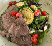 Салат с кониной и овощами гриль