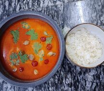 Том ям с креветками и куриным филе