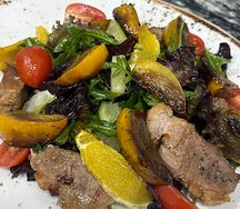 Нежное утиное филе на подушке из салатного микса с пряным соусом