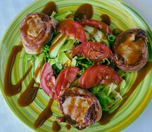 Медальоны из cвинoй вырезки с беконом и салатом из овощей