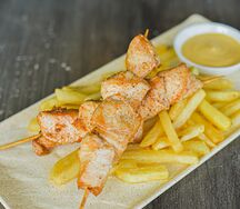 Картофель фри с куриным шашлычком и сырным соусом
