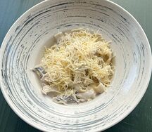 Спагетти с курицей и грибами