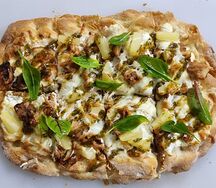 Пицца с курицей и ананасами