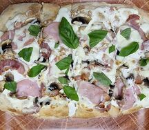Пицца с ветчиной, беконом и грибами