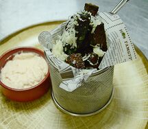 Гренки черные со сливочным соусом из лосося