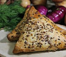 Самса с курой и грибным соусом