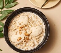 Овсяная каша с банановым кремом и орехами