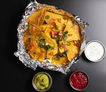 Начос с тремя соусами