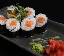 Ролл с лососем