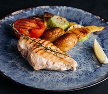 Куриная грудка с овощами гриль