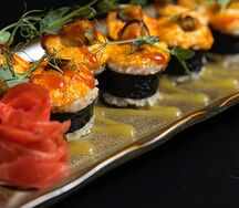 Запеченный острый ролл с мидиями