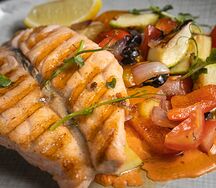 Стейк из лосося со сливочно-овощным соусом