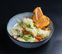 Салат Цезарь с лососем