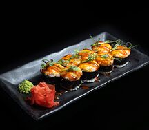 Острый запеченный ролл с угрем и лососем