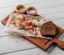 Сало с хлебом, хреном и горчицей