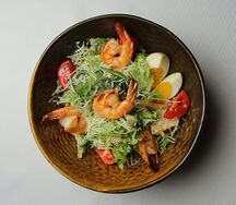 Цезарь с креветками в соусе из раковых шеек