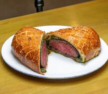 Говядина Веллингтон с беконом и шпинатом