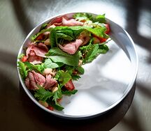 Салат с хрустящими баклажанами и ростбифом