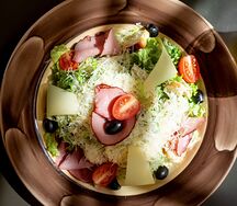 Салат Кайзер с вяленой говядиной и сыром пармезан