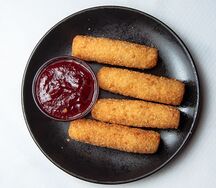 Сырные пальчики с брусничным соусом