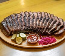 Брискет, запечённый с горчицей и травами