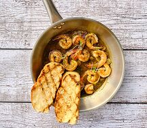 Жареная тигровая креветка с чесноком и соусом сальса верде