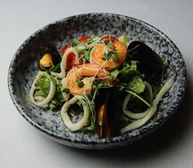 Тёплый салат с морепродуктами