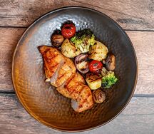 Куриная грудка с овощами гриль