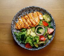 Салат с куриным филе, свежими овощами и соусом манго