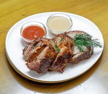 Буженина от шефа: томлёная свиная шея с чесноком и горчицей