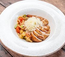 Паста с курицей и овощами в сливочном соусе