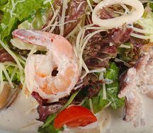 Салат с морепродуктами в сливочном соусе
