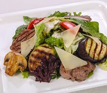 Салат с говядиной и овощами гриль