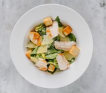 Цезарь с курицей без глютена