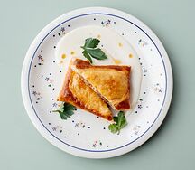 Слоеный пирог с риетом из утки и капустой 
