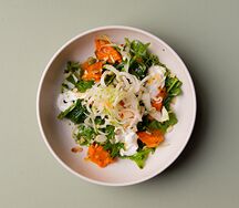 Салат с вяленой тыквой, хурмой, свежим фенхелем и страчателлой