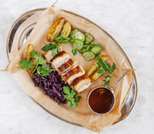 Свиная грудинка с соусом BBQ, салатом из красной капусты и картофелем по-деревенски