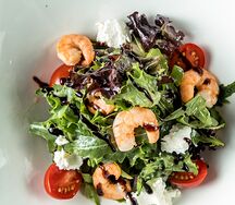 Креветки с рукколой и черри