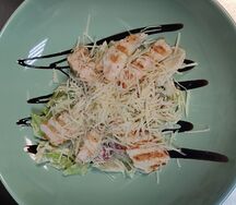 Салат цезарь с куриной грудкой