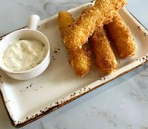 Сырные палочки с чесночным соусом