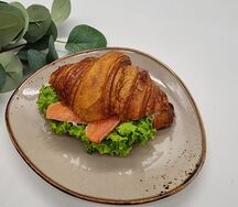 Круассан с лососем и сыром