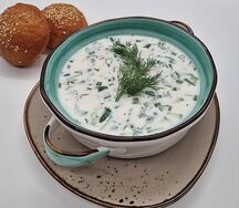 Окрошка на кефире с хлебом