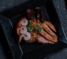 Жареный рис с креветками