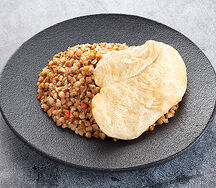 Томлёная куриная грудка с гарниром на выбор