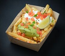 Картофель фри с гуакамоле, сырным соусом и сметаной