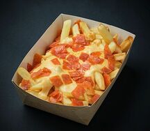 Картофель фри с сырным соусом и колбасками пепперони