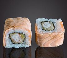 Опаленный лосось с креветкой